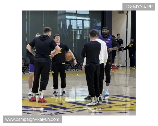 东契奇与巴特勒携手新东家首秀揭幕战上演巅峰对决 东契奇与巴特勒携手新东家首秀揭幕战上演巅峰对决