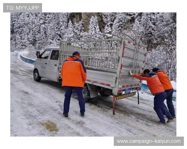 冬奥测试赛现场造雪机故障,志愿者人工铺雪保赛程 冬奥测试赛现场造雪机故障,志愿者人工铺雪保赛程